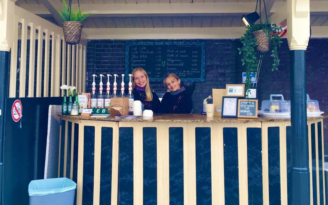 Milieuvriendelijke koffie, thee en chocolademelk bij PLEBS op het schoolplein