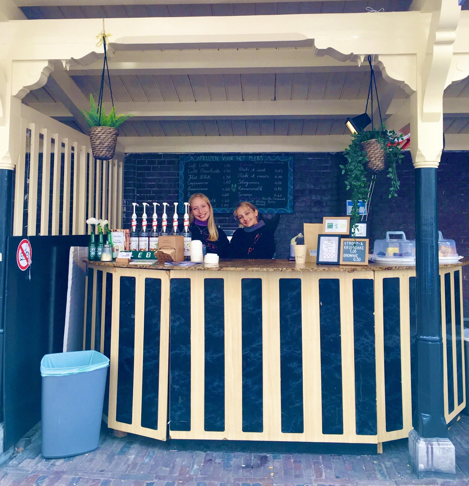 Milieuvriendelijke koffie, thee en chocolademelk bij PLEBS op het schoolplein